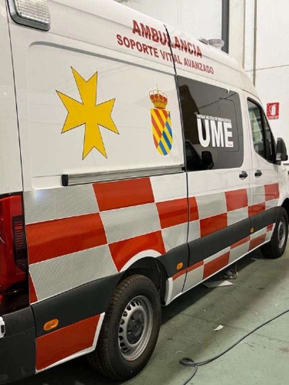 Rotulación de ambulancia en vinilo reflectante 